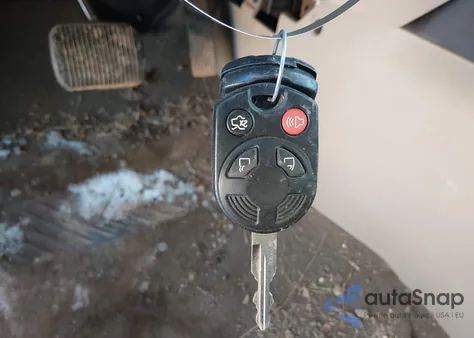 2010 Ford Escape Xls z USA, uszkodzony, nr VIN 1FMCU9C72AKC29716